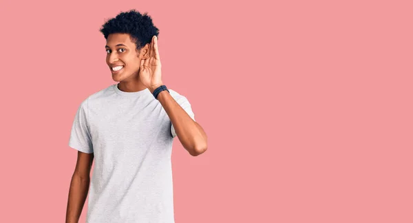 年轻的非洲裔美国人 身穿休闲装 面带微笑 侧耳细听流言蜚语 聋的概念 — 图库照片