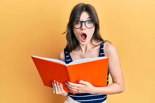 Jong Mooi Blank Meisje Het Lezen Van Een Boek Dragen — Stockfoto