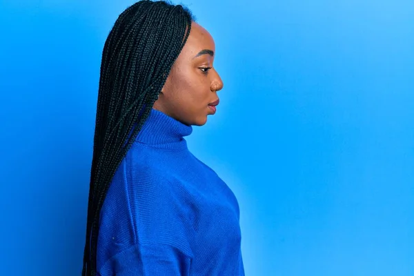 Jonge Afrikaanse Amerikaanse Vrouw Dragen Casual Winter Trui Zoek Naar — Stockfoto