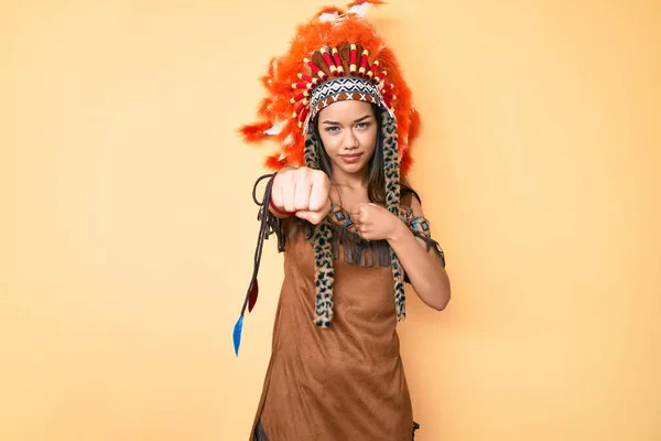 年轻美丽的拉丁女孩 身穿印第安服装 拳打脚踢 咄咄逼人 火冒三丈 充满威胁和暴力 — 图库照片