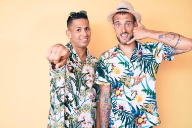 Yazlık şapkalı ve Hawaii tişörtlü iki genç eşcinsel telefonda konuşarak seni işaret ediyorlar. Ara beni.. 