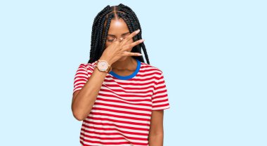 Gündelik kıyafetler giyen güzel İspanyol kadın yorgun burnu ve gözleri ovuşturup yorgunluk ve baş ağrısı hissediyor. Stres ve hüsran kavramı. 