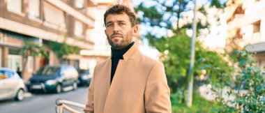 Dışarıda şık bir ceket giyen yakışıklı bir iş adamı.