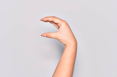 Görünmez şeyi alıp götüren, parmaklarıyla boşluk gösteren beyaz bir kadının eli.