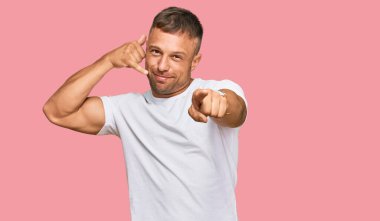 Yakışıklı, beyaz tişört giyen, gülümseyen, telefonda konuşan ve seni işaret eden kaslı adam. Ara beni.. 