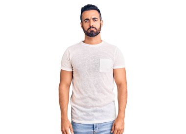 Günlük giysiler giyen genç İspanyol bir adam depresyonda ve sıkıntıdan endişe ediyor, kızgın ve korkmuş bir şekilde ağlıyor. hüzünlü ifade. 