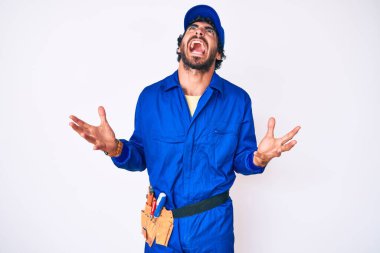 Kıvırcık saçlı ve ayı gibi giyinen yakışıklı genç adam deli gibi bağırıyor ve agresif bir ifade ve kolla bağırıyor. hüsran kavramı. 