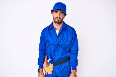 Kıvırcık saçlı ve ayı gibi giyinen yakışıklı genç adam depresif ve endişeli, sinirli ve korkmuş. hüzünlü ifade. 