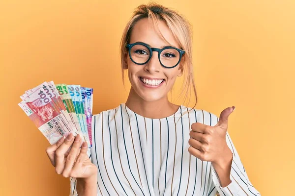 Hermosa Mujer Rubia Sosteniendo Billetes Dólares Hong Kong Sonriendo Feliz — Foto de Stock