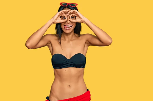 Jonge Afro Amerikaanse Vrouw Bikini Met Een Goed Gebaar Als — Stockfoto