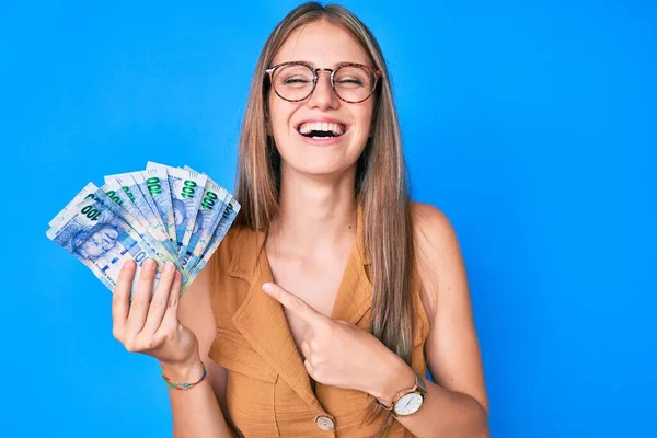 Joven Chica Rubia Sosteniendo Billetes Rand Sudafricanos Sonriendo Riendo Voz — Foto de Stock