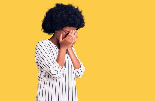 Jovem Afro Americana Vestindo Roupas Casuais Óculos Com Expressão Triste — Fotografia de Stock