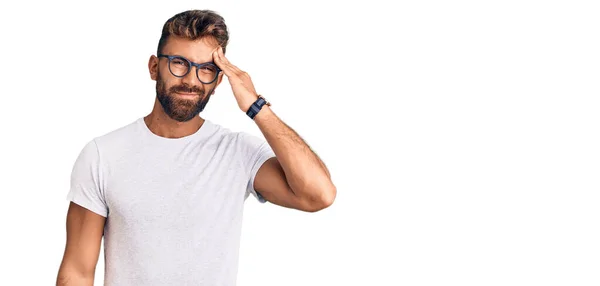 Jovem Hispânico Vestindo Roupas Óculos Casuais Preocupado Estressado Com Problema — Fotografia de Stock