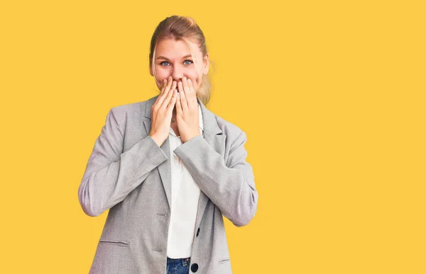 Joven Hermosa Mujer Rubia Vistiendo Elegante Chaqueta Riendo Riéndose Avergonzado — Foto de Stock