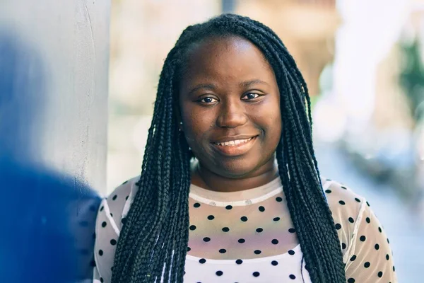 Junge Afroamerikanerin Lächelt Glücklich Der Stadt — Stockfoto