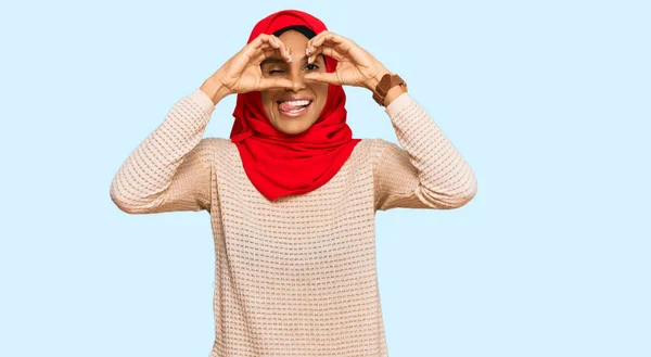 Ung Afrikansk Amerikansk Kvinna Klädd Traditionell Islamisk Hijab Halsduk Gör — Stockfoto