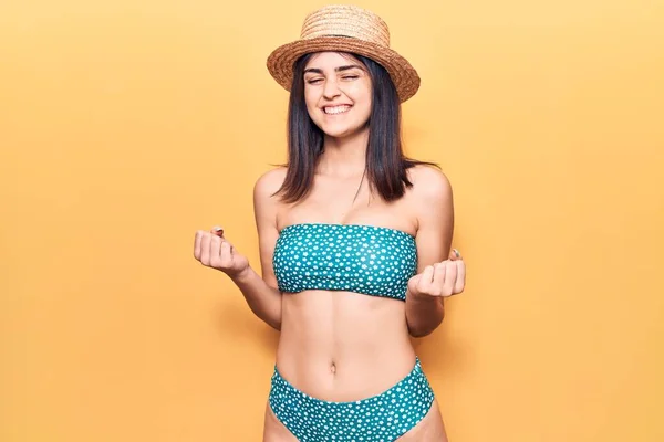 Joven Chica Hermosa Con Bikini Sombrero Verano Emocionado Por Éxito — Foto de Stock