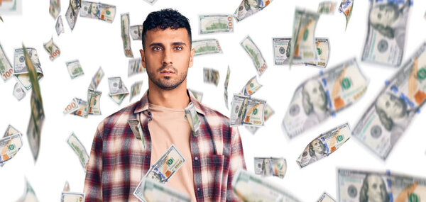 Молодой латиноамериканец в повседневной одежде с серьезным выражением лица. простой и естественный взгляд на камеру.