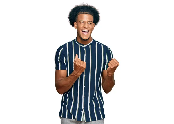 Hombre Afroamericano Con Cabello Afro Vistiendo Ropa Casual Emocionado Por —  Fotos de Stock