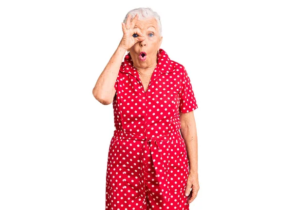 Старша Красива Жінка Блакитними Очима Сірим Волоссям Червоній Літній Сукні — стокове фото