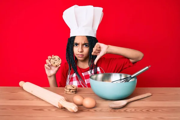 Junge Afrikanisch Amerikanische Mädchen Mit Zöpfen Professioneller Bäckerschürze Die Kekse — Stockfoto