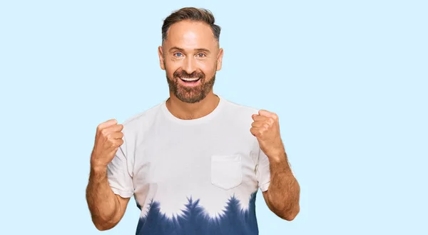 Schöner Mann Mittleren Alters Lässigem Krawattenfärber Shirt Der Überrascht Und — Stockfoto