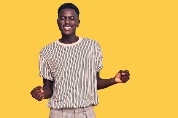 Joven Hombre Afroamericano Vistiendo Ropa Casual Muy Feliz Emocionado Haciendo — Foto de Stock