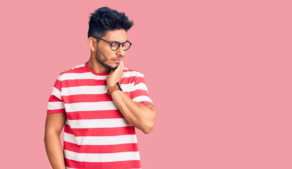 Guapo Joven Latinoamericano Con Ropa Casual Gafas Tocando Boca Con —  Fotos de Stock