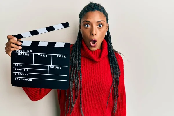 Afro Americana Mujer Con Trenzas Celebración Vídeo Película Clapboard Asustado —  Fotos de Stock