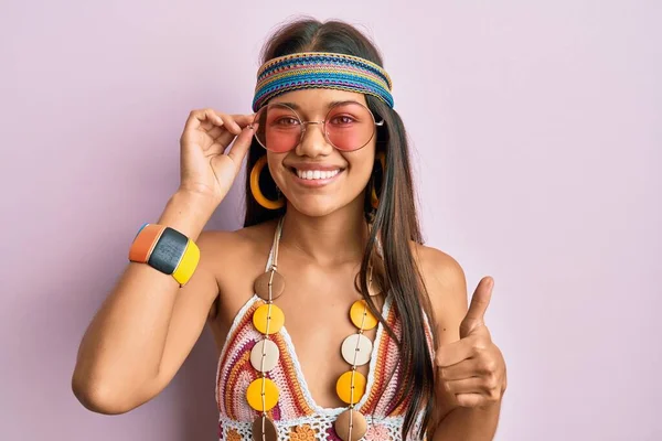 Schöne Hispanische Frau Trägt Bohème Und Hippie Stil Lächelt Glücklich — Stockfoto