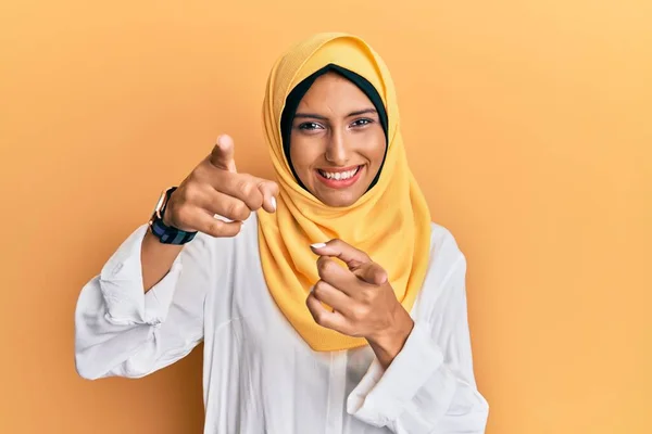 Jovem Morena Árabe Mulher Vestindo Tradicional Islâmico Hijab Cachecol Apontando — Fotografia de Stock