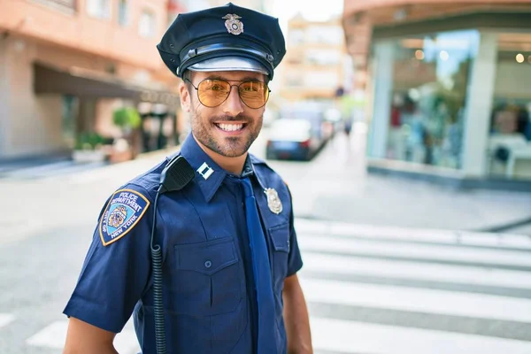 Joven Policía Hispano Guapo Vistiendo Uniforme Policía Sonriendo Feliz Parado — Foto de Stock