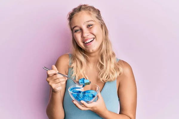 Jong Blond Meisje Eten Maatregel Meter Doen Dieet Voor Gewichtsverlies — Stockfoto