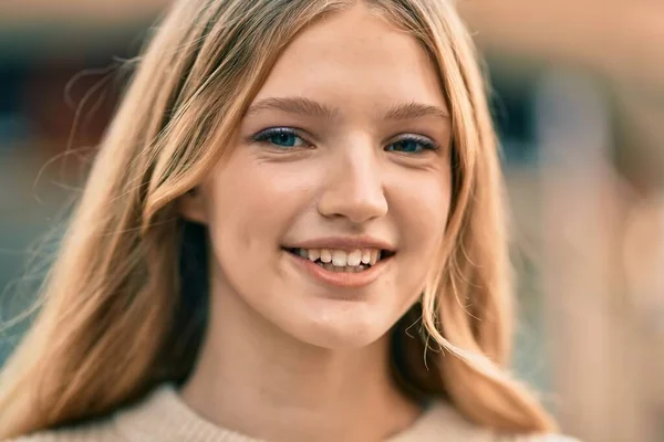 Hermosa Adolescente Caucásica Sonriendo Feliz Pie Ciudad —  Fotos de Stock