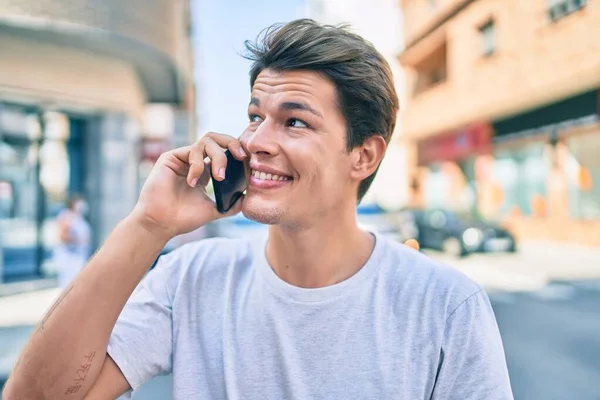 Fiatal Fehér Férfi Mosolyog Boldog Beszél Okostelefonon Városban — Stock Fotó