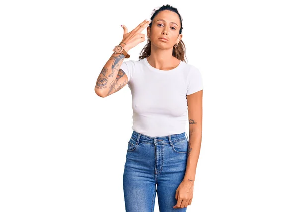 Jonge Latijns Amerikaanse Vrouw Met Tatoeage Casual Witte Tshirt Schieten — Stockfoto