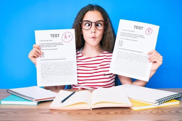 Söt Latinamerikansk Flicka Visar Misslyckade Och Passe Examen Sitter Bordet — Stockfoto