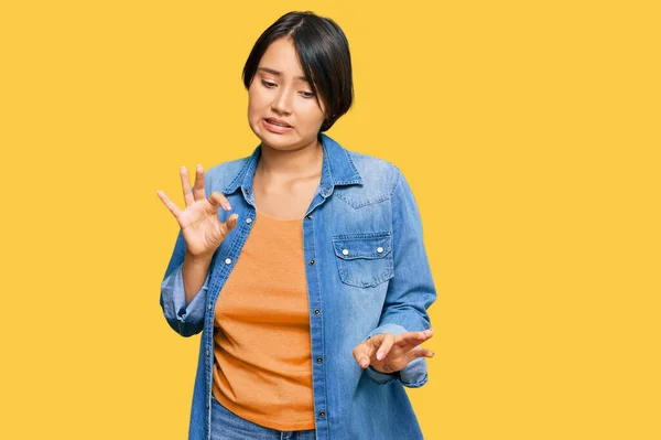 Mujer Hispana Hermosa Joven Con Pelo Corto Usando Chaqueta Vaquera —  Fotos de Stock