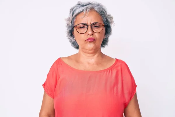 Starsza Latynoska Siwa Kobieta Luźnych Ubraniach Okularach Przygnębiona Martwiąca Się — Zdjęcie stockowe
