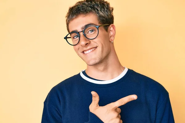 Mladý Pohledný Muž Sobě Ležérní Oblečení Brýle Veselým Úsměvem Ukazuje — Stock fotografie