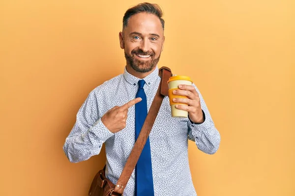 Bonito Homem Negócios Meia Idade Usando Saco Couro Beber Uma — Fotografia de Stock