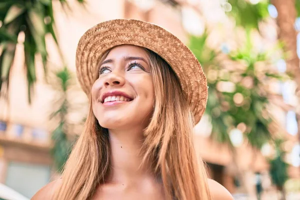 Jovem Caucasiana Menina Turística Sorrindo Feliz Andando Cidade — Fotografia de Stock