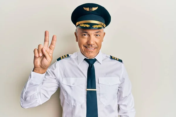 Snygg Medelålders Mogen Man Klädd Flygplan Pilot Uniform Leende Tittar — Stockfoto
