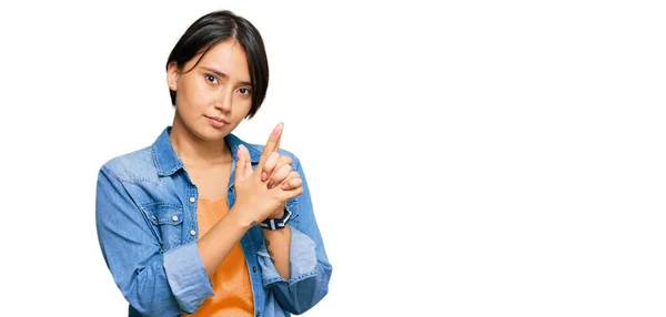 Junge Schöne Hispanische Frau Mit Kurzen Haaren Trägt Lässige Jeansjacke — Stockfoto