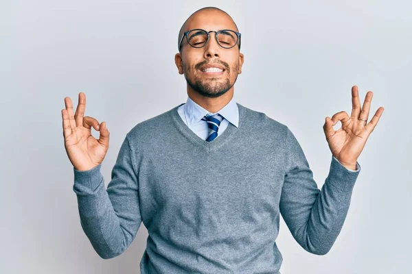 Hispanische Erwachsene Mann Mit Brille Und Business Stil Entspannen Und — Stockfoto