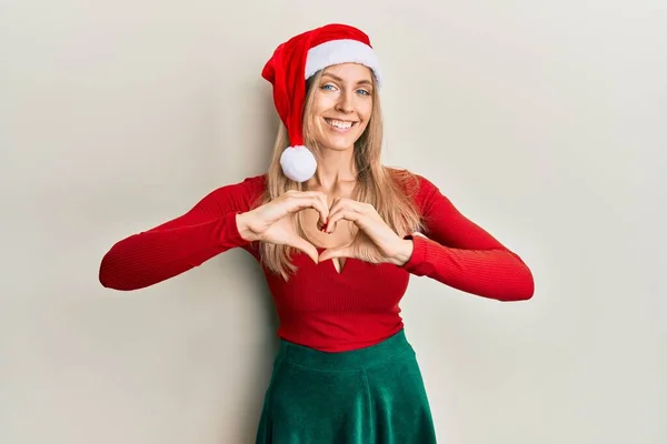 Mooie Kaukasische Vrouw Kerstkostuum Hoed Lachend Liefde Doen Hart Symbool — Stockfoto