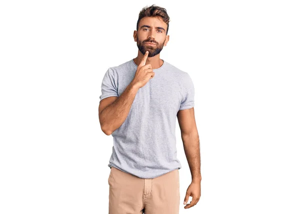 Young Hispanic Man Wearing Casual Clothes Thinking Concentrated Doubt Finger — Stock Photo, Image