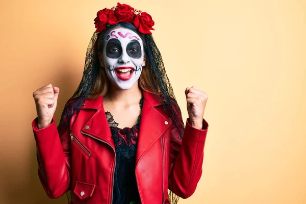 Mujer Vistiendo Día Del Disfraz Muerto Sobre Amarillo Gritando Orgulloso — Foto de Stock