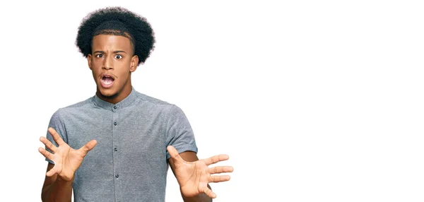 Homem Afro Americano Com Cabelo Afro Vestindo Roupas Casuais Com — Fotografia de Stock