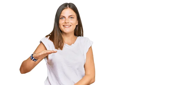 Mujer Caucásica Joven Con Camiseta Blanca Casual Haciendo Gestos Con — Foto de Stock